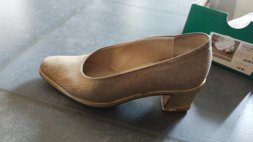 Goudkleurige pumps, Ophalen, Pumps