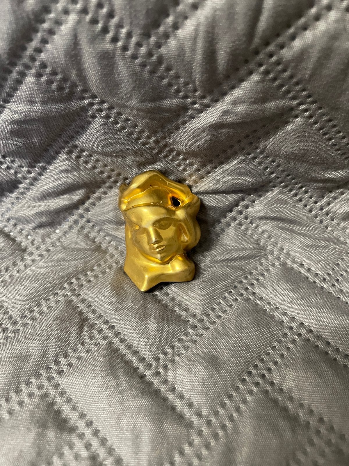 Goudkleurige broche, Ophalen of Verzenden, Zo goed als nieuw