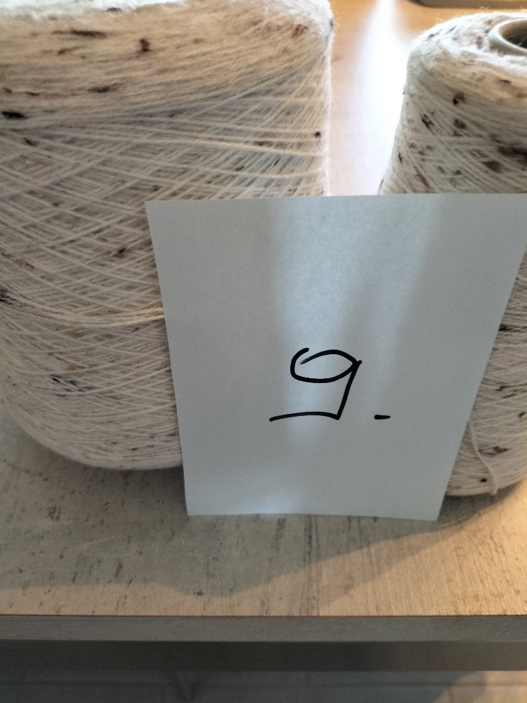 740 g gevlekte witte wollen kegel nr. 9 (bol) C6, Ophalen of Verzenden