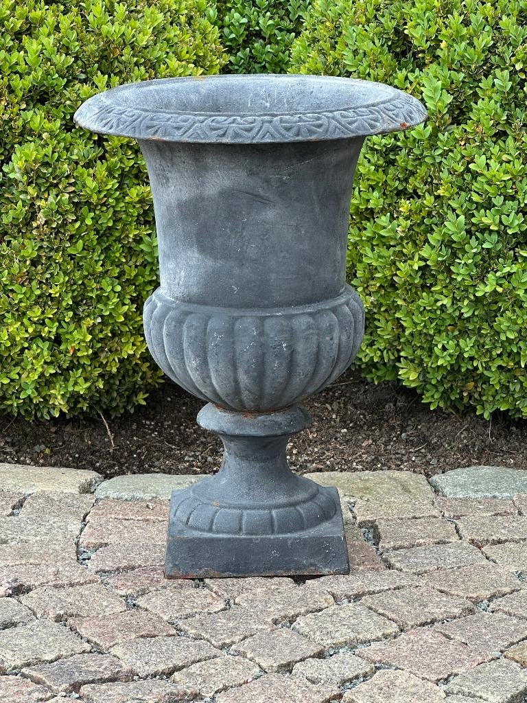 vase de jardin en fonte - 43 cm de haut - excellent état, Enlèvement, Comme neuf