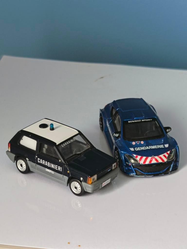 Set van 2 modelauto's (Gendarmerie en Carabieneri), Verzenden
