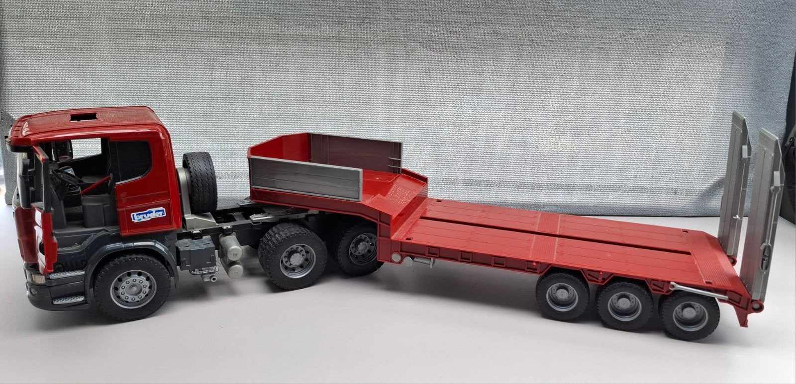 BRUDER vrachtwagen met dieplader + set wegmarkeringen, Ophalen, Gebruikt