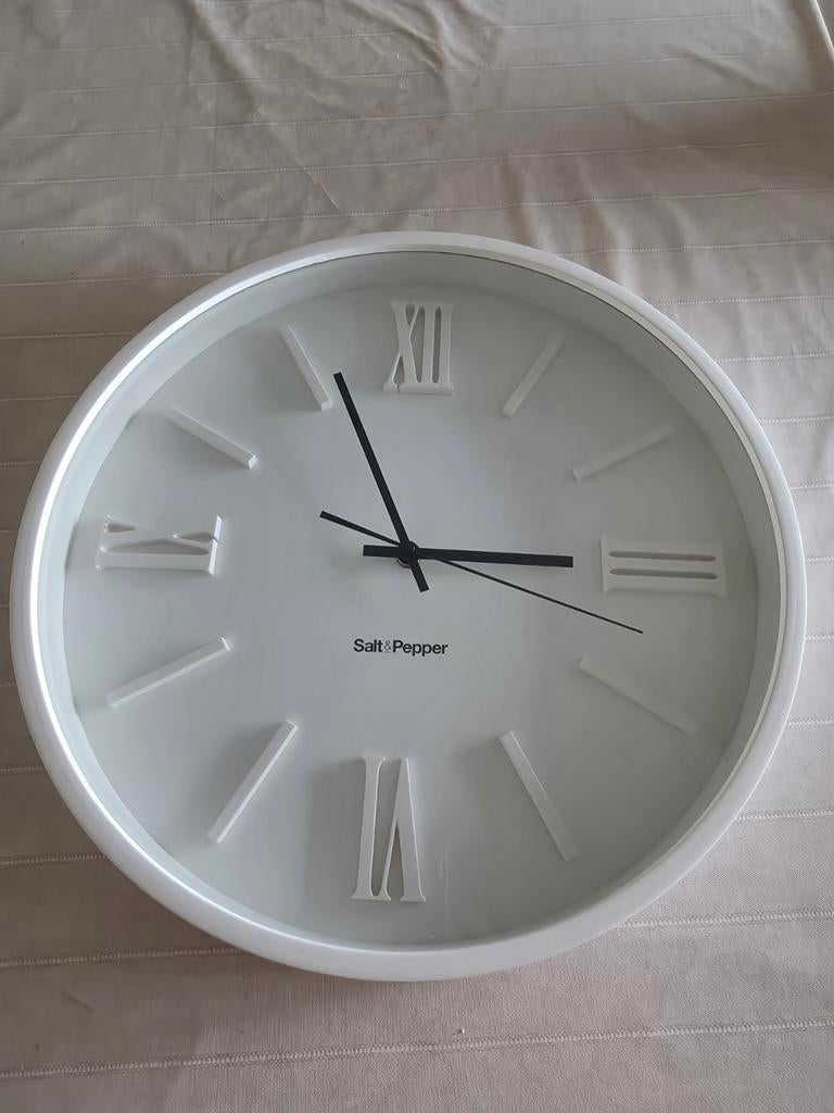Horloge murale moderne blanche Salt & Pepper., Enlèvement, Neuf, Analogique, Horloge murale