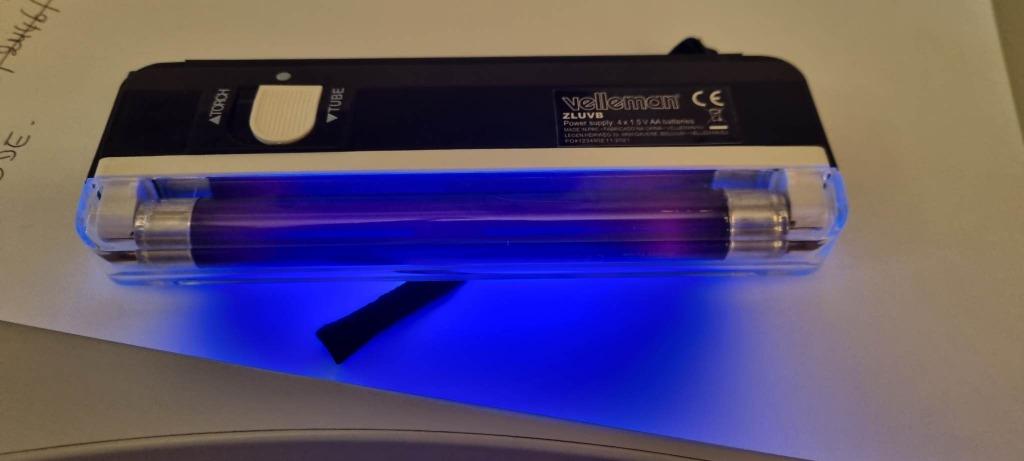 Détecteur de faux billets portable lampe UV + torche NEUF, Articles professionnels, Aménagement de Bureau & Magasin | Caisses & Systèmes de paiement