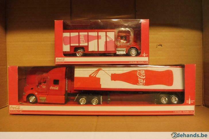 1:43 set van 2 trucks van Coca Cola : Peterbilt & Kenworth, Hobby en Vrije tijd, Ophalen of Verzenden, Gebruikt, Truck