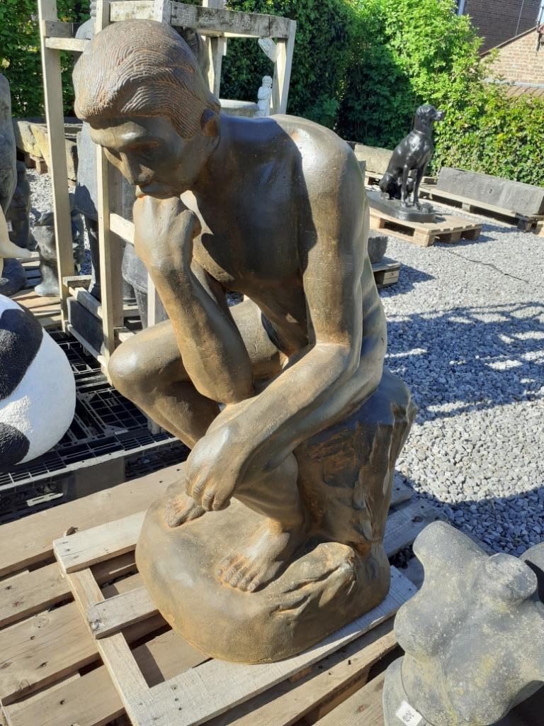 GROOT GERECONSTRUEERD STENEN BEELD (de denker van Rodin), Ophalen, Nieuw, Steen, Mensenbeeld