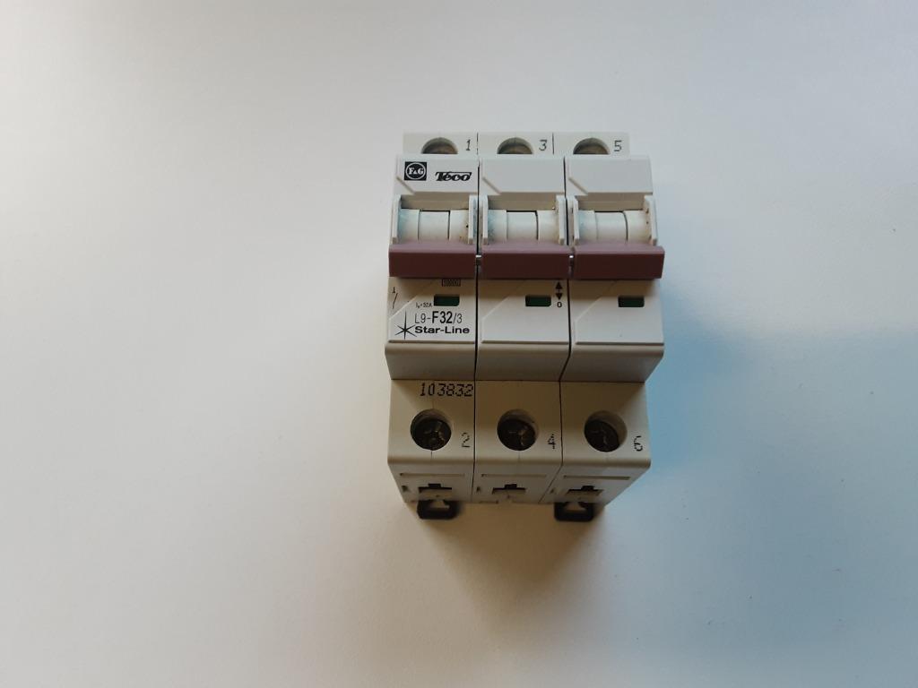 DISJONCTEUR TRIPHASE 32A TECO, Bricolage & Construction, Enlèvement ou Envoi, Comme neuf, Interrupteur