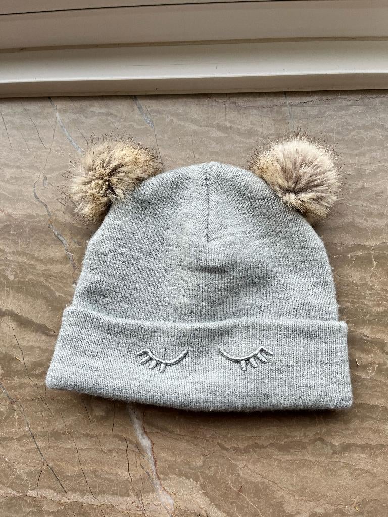 muts met 2 pompons H&M 86-92 1-2j, Kinderen en Baby's, Kinderkleding | Mutsen, Sjaals en Handschoenen, Gebruikt, Meisje, H&M, Ophalen of Verzenden