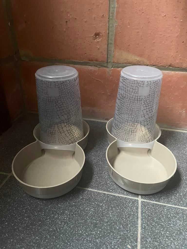 2 water/voedsel verdelers, Ophalen of Verzenden, Zo goed als nieuw