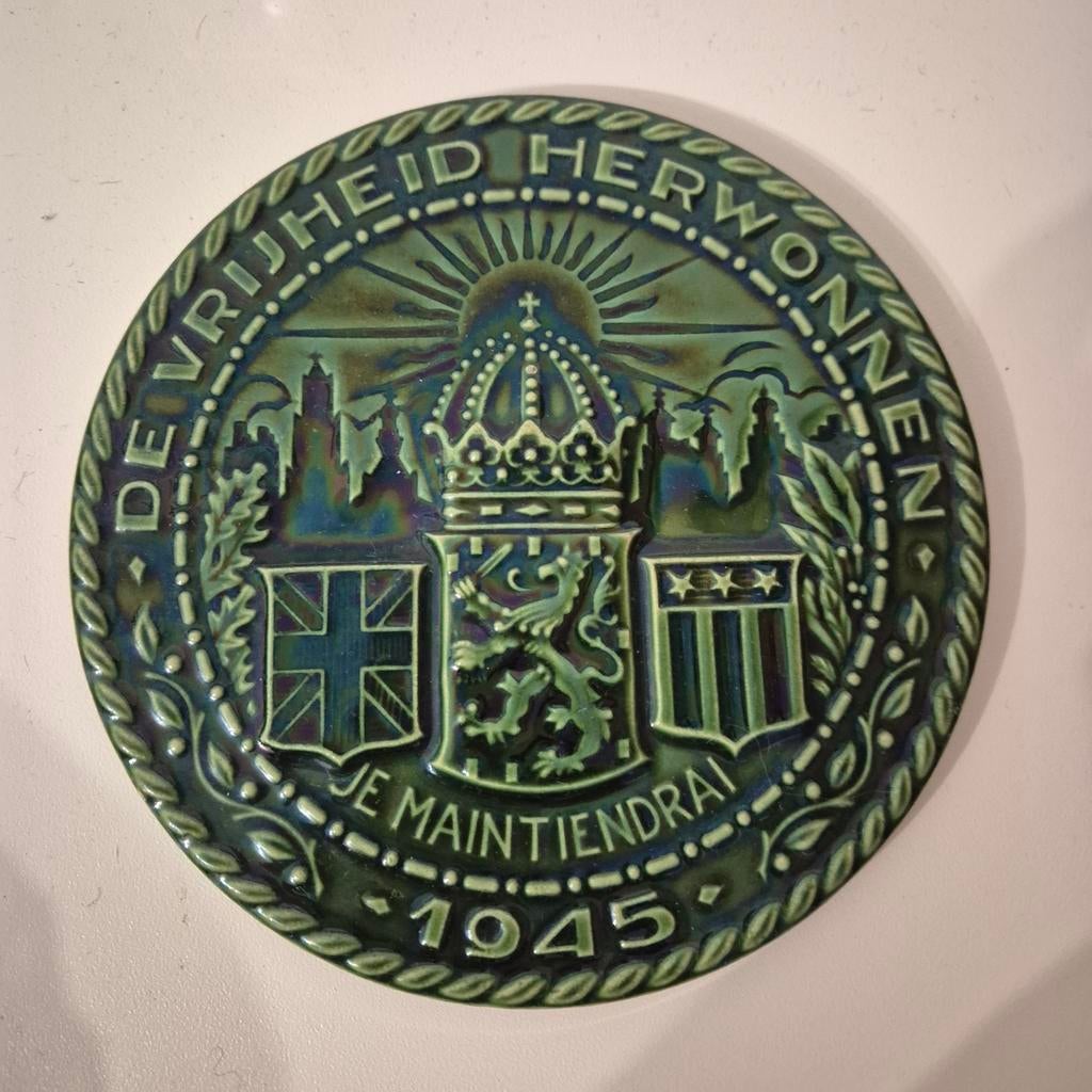 Ronde gedenktegel "Vrijheid Herwonnen" "Je Maintiendrai", Ophalen of Verzenden