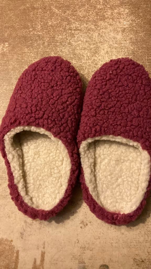 Bordeaux pantoffels maat 40/41, Kleding | Dames, Ophalen of Verzenden, Zo goed als nieuw, Pantoffels of Sloffen, Rood