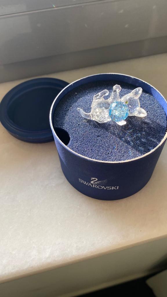 Swarovski katje liggend met blauw balletje, incl certificaat, Verzamelen, Swarovski, Ophalen, Zo goed als nieuw, Figuurtje