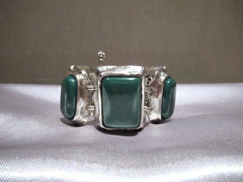 Authentieke Yves Saint Laurent armband met groene cabochons, Verzenden, Zo goed als nieuw, Groen, Overige materialen