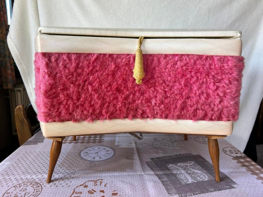 Pouf Vintage + couvre lit assorti, Enlèvement, Utilisé