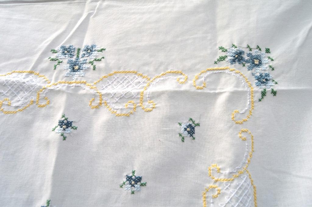 nappe blanche coton , carrée , 77/77 cm , brodé a la main, Ophalen of Verzenden, Zo goed als nieuw, Vierkant