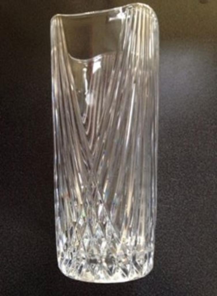 Vase en cristal, Enlèvement