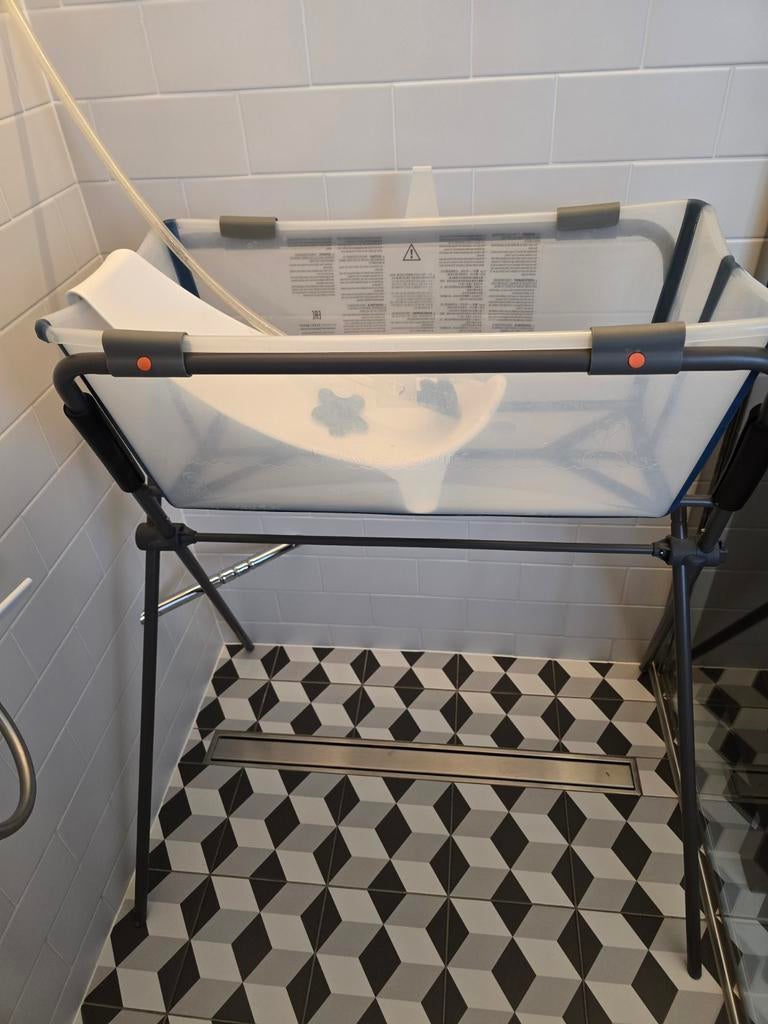 Stokke vouwbad + standaard + plug/slang + newborn support, Kinderen en Baby's, Badjes en Verzorging, Zo goed als nieuw, Badje
