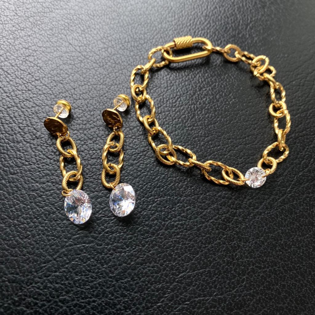 parure de boucles d'oreilles + bracelet en acier 18 carats, Neuf, Enlèvement ou Envoi, Or, Avec cristal
