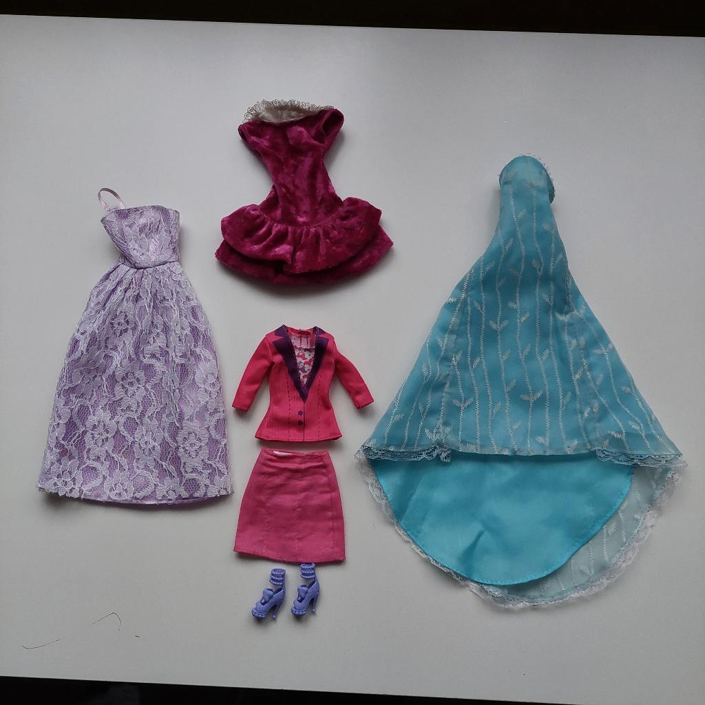 Vêtements Barbie LOT 6, Enfants & Bébés, Jouets | Poupées, Enlèvement ou Envoi, Utilisé, Barbie