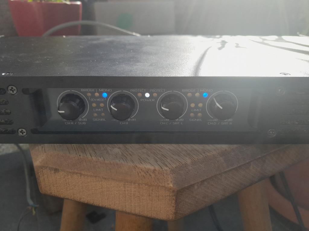 Prachtige JBSYSTEMS  amp 200.4, Ophalen, Zo goed als nieuw