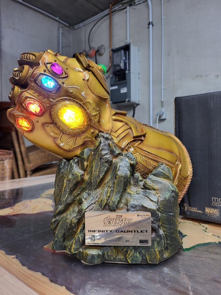 Infinity gauntlet Limited edition Beast Kingdom, Ophalen, Overige figuren, Zo goed als nieuw, Beeldje of Figuurtje