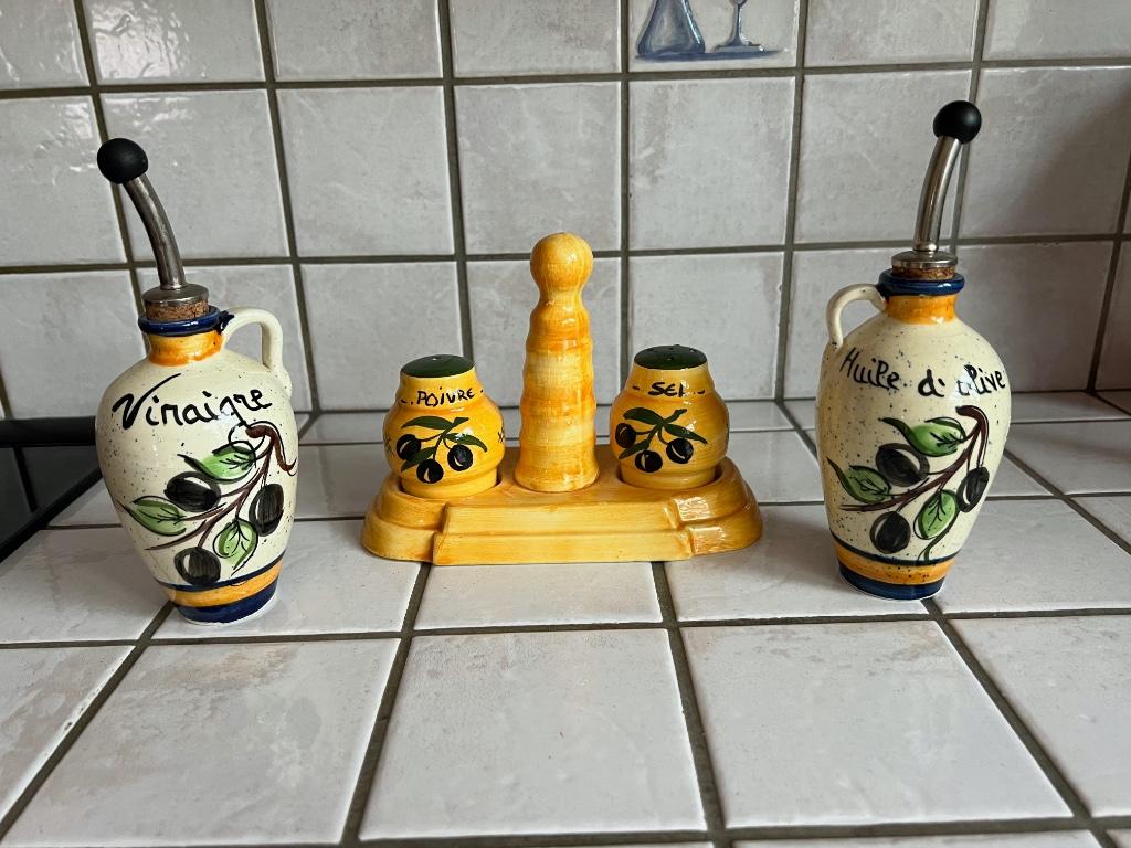 Ensemble à condiments provençal, Enlèvement, Utilisé