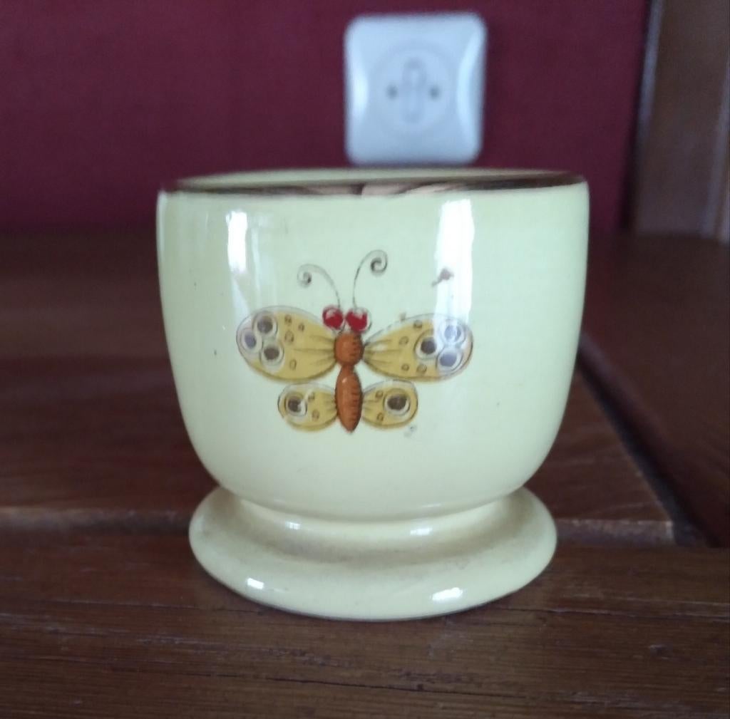 Ancien coquetier Boch Enfant jaune liseré doré  double face, Antiquités & Art, Enlèvement ou Envoi