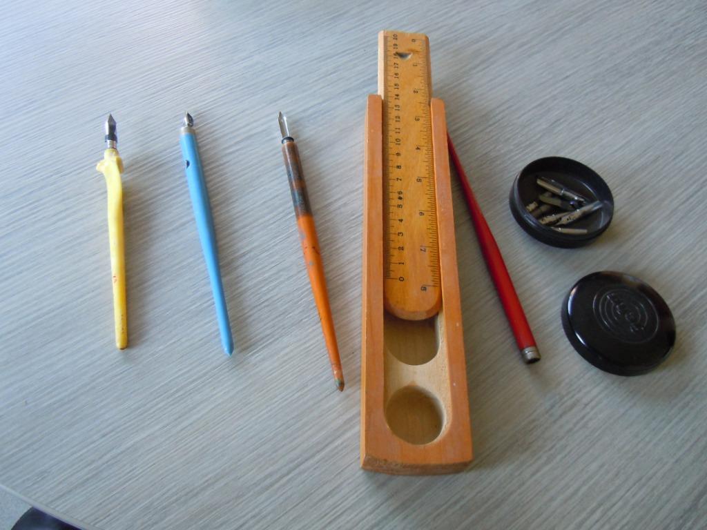 oude pennendoos en oude pennen, bakeliet doosje (VERKOCHT), Verzamelen, Ophalen of Verzenden
