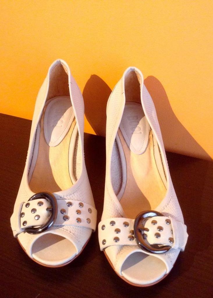 Schoenen met Boo-hakken!, Ophalen of Verzenden, Zo goed als nieuw, Beige