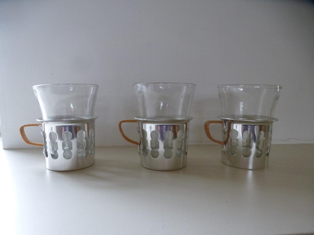 3 THEEGLAZEN  + SCHOTELTJE MET 5 THEEGLAASJES, Huis en Inrichting, Ophalen of Verzenden, Zo goed als nieuw, Glas, Glas of Glazen
