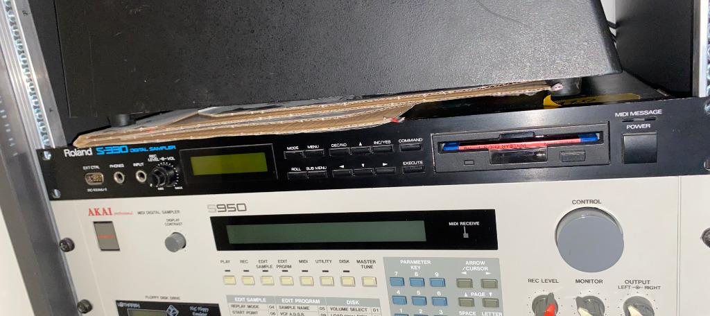 Roland S330 12 bit sampler 1U, Muziek en Instrumenten, Ophalen of Verzenden, Zo goed als nieuw, Roland