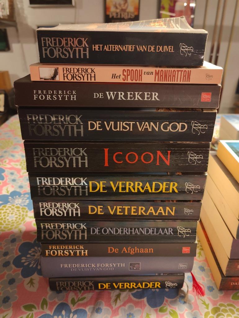 Lot 11 romans Frederick Forsyth, Ophalen of Verzenden, Zo goed als nieuw