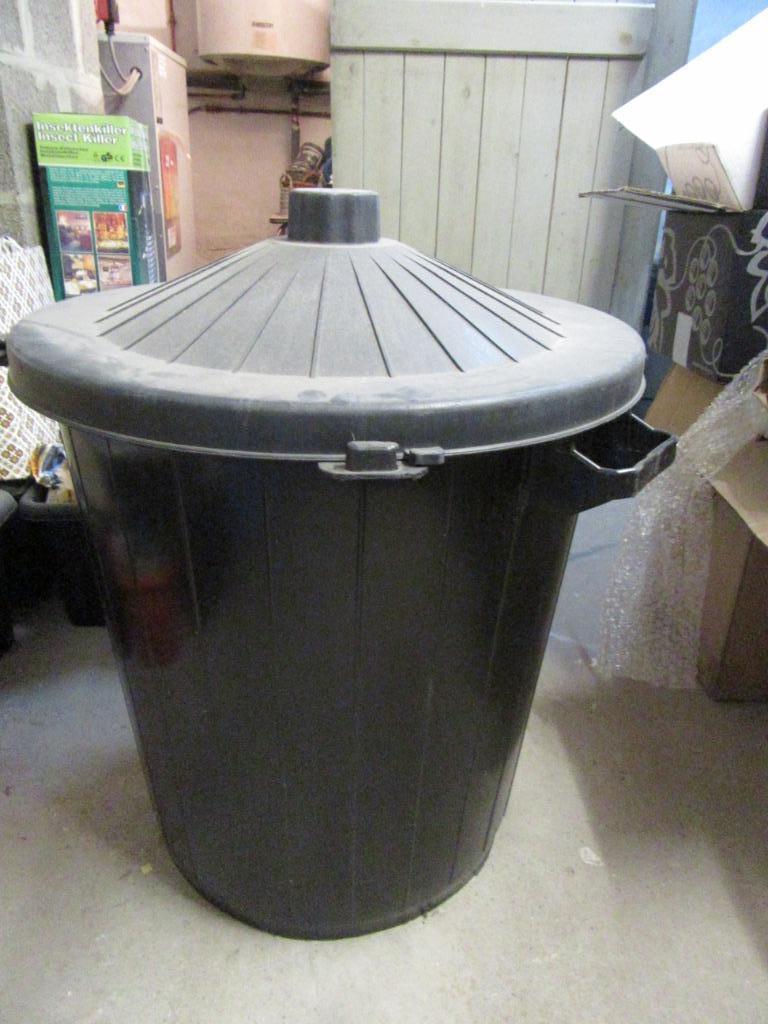 grande poubelle en plastique épais noir, couvercle, Enlèvement, Utilisé