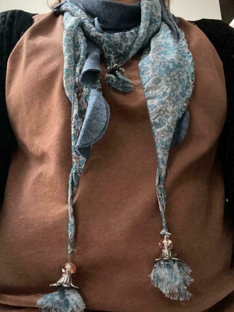 écharpe avec des perles, Taille 38/40 (M), Enlèvement ou Envoi, Comme neuf, Écharpe