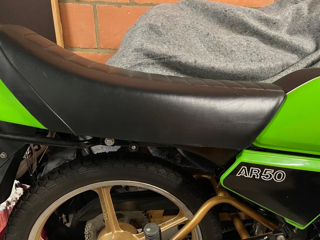 Kawasaki AR50 type A, Vélos & Vélomoteurs, Pièces de cyclomoteur | Oldtimers & Ancêtres, Comme neuf, Autres marques, Selle, Enlèvement