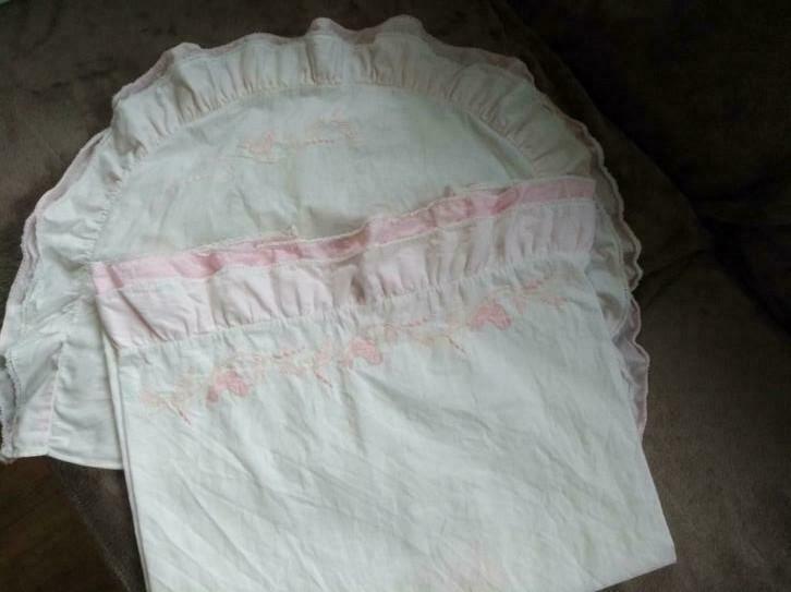 Parure bébé des années 1950 broderie rose en parfait état, Antiquités & Art, Enlèvement ou Envoi, Enfants