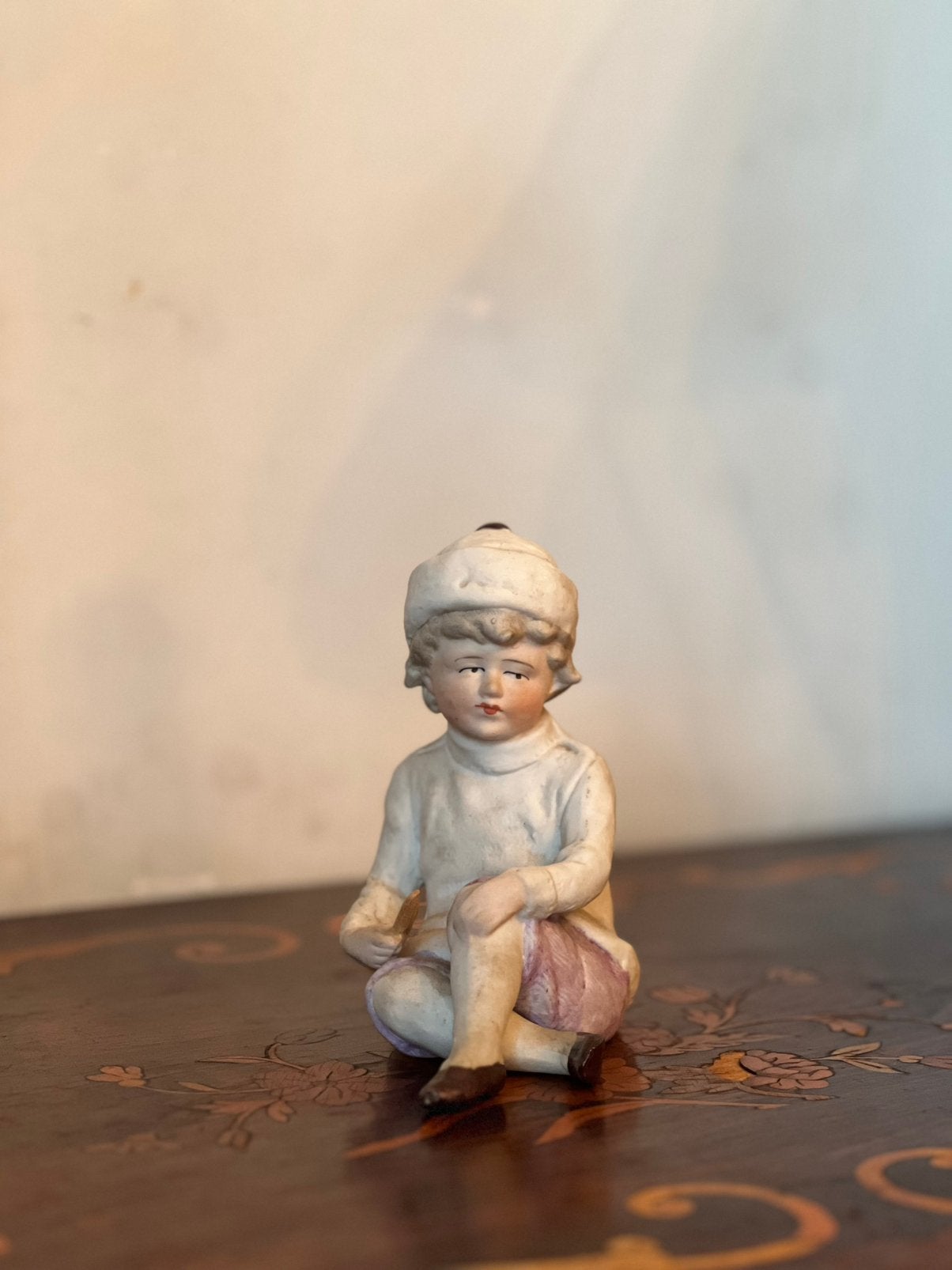Statuette Vintage en Porcelaine – Enfant au Chapeau, Enlèvement ou Envoi, Comme neuf