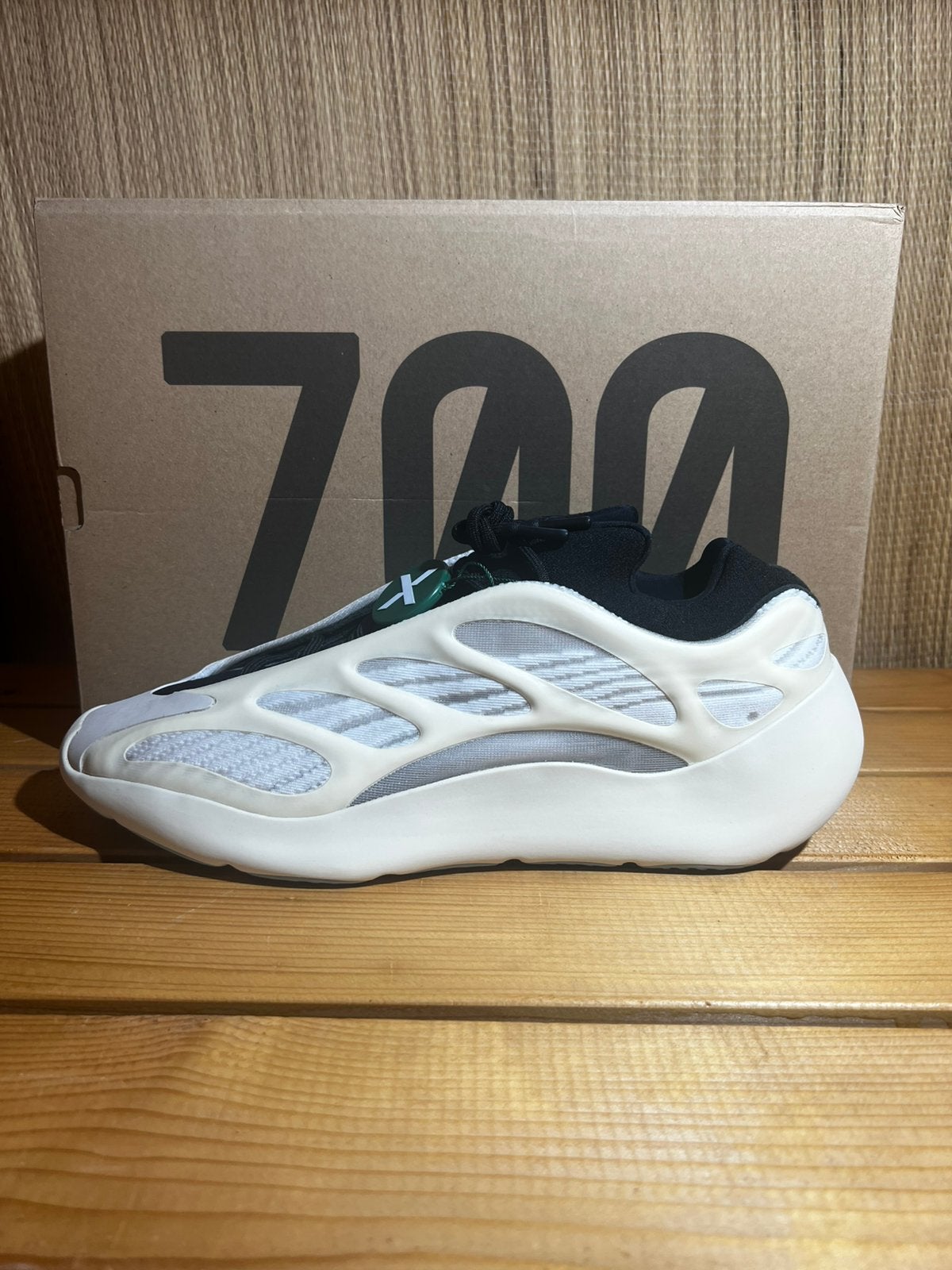 Adidas Yeezy 700 V3 Azael, Kleding | Heren, Schoenen, Ophalen of Verzenden, Nieuw, Wit, Sneakers