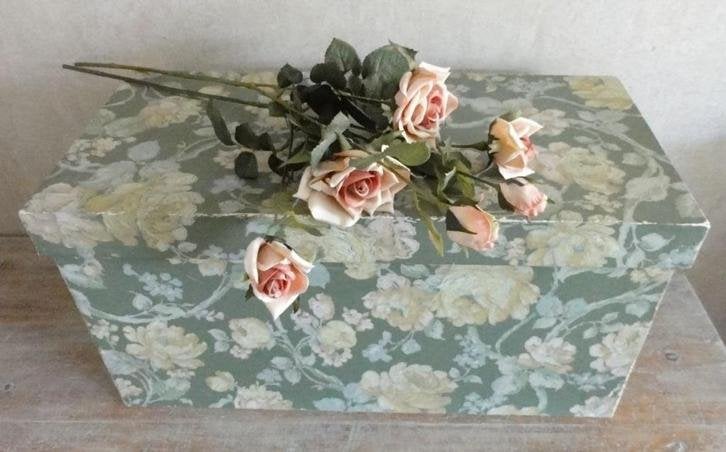 Brocante opbergdoos met oud bloemetjes behang, Antiek en Kunst, Curiosa en Brocante, Ophalen of Verzenden