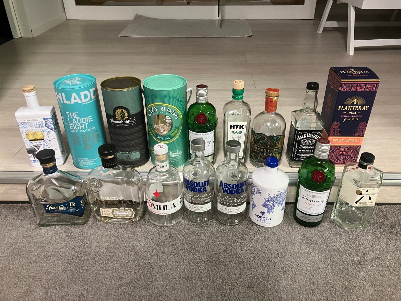 Pakket van 25  lege flessen whisky, gin, rum en vodka, Ophalen