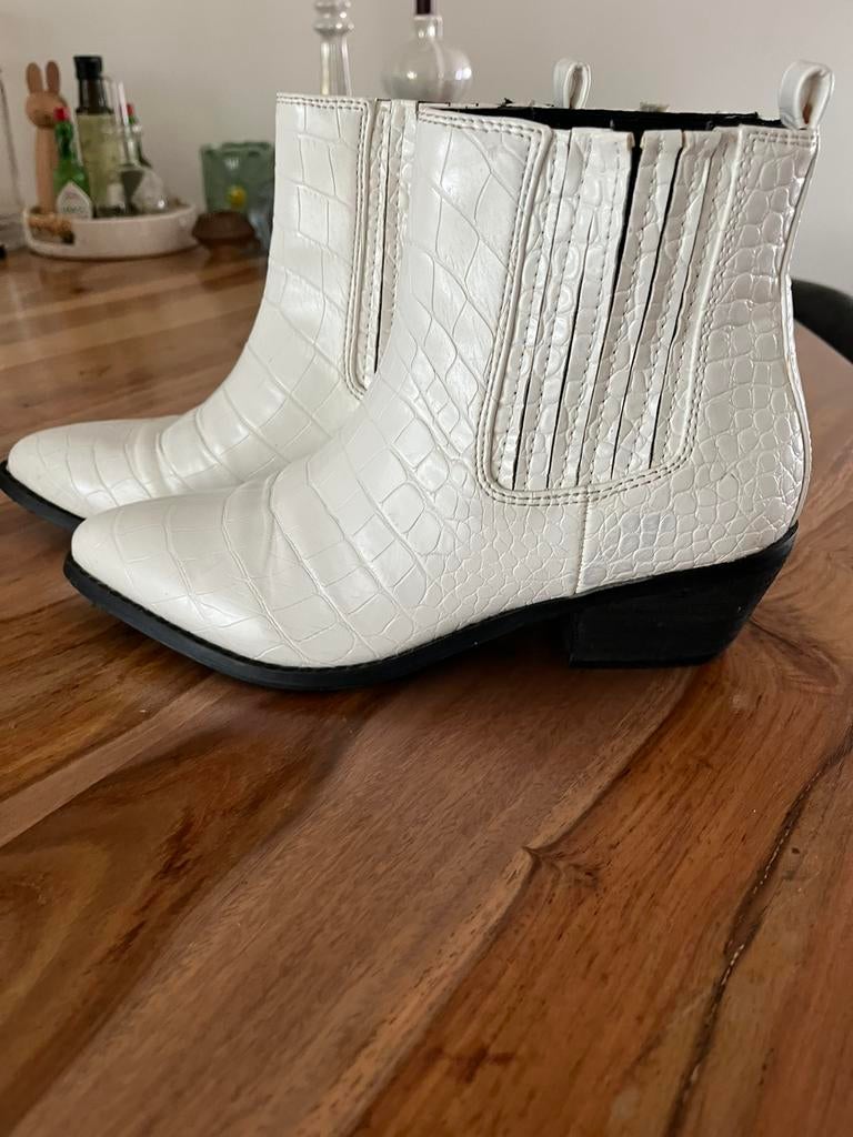 Zeer mooie witte enkel laarsjes van La Strada, Kleding | Dames, Ophalen of Verzenden, Zo goed als nieuw, Wit