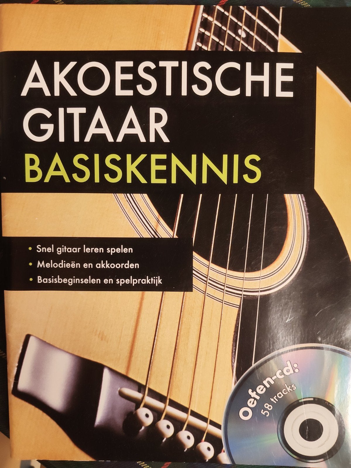 boek plus cd akoestische gitaar basiskennis, Boeken, Ophalen of Verzenden, Gelezen, Instrument