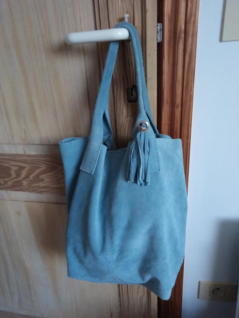 Tas lichtblauw leer suede nieuw, Handtassen en Accessoires, Tassen | Damestassen, Ophalen of Verzenden, Nieuw, Blauw, Shopper