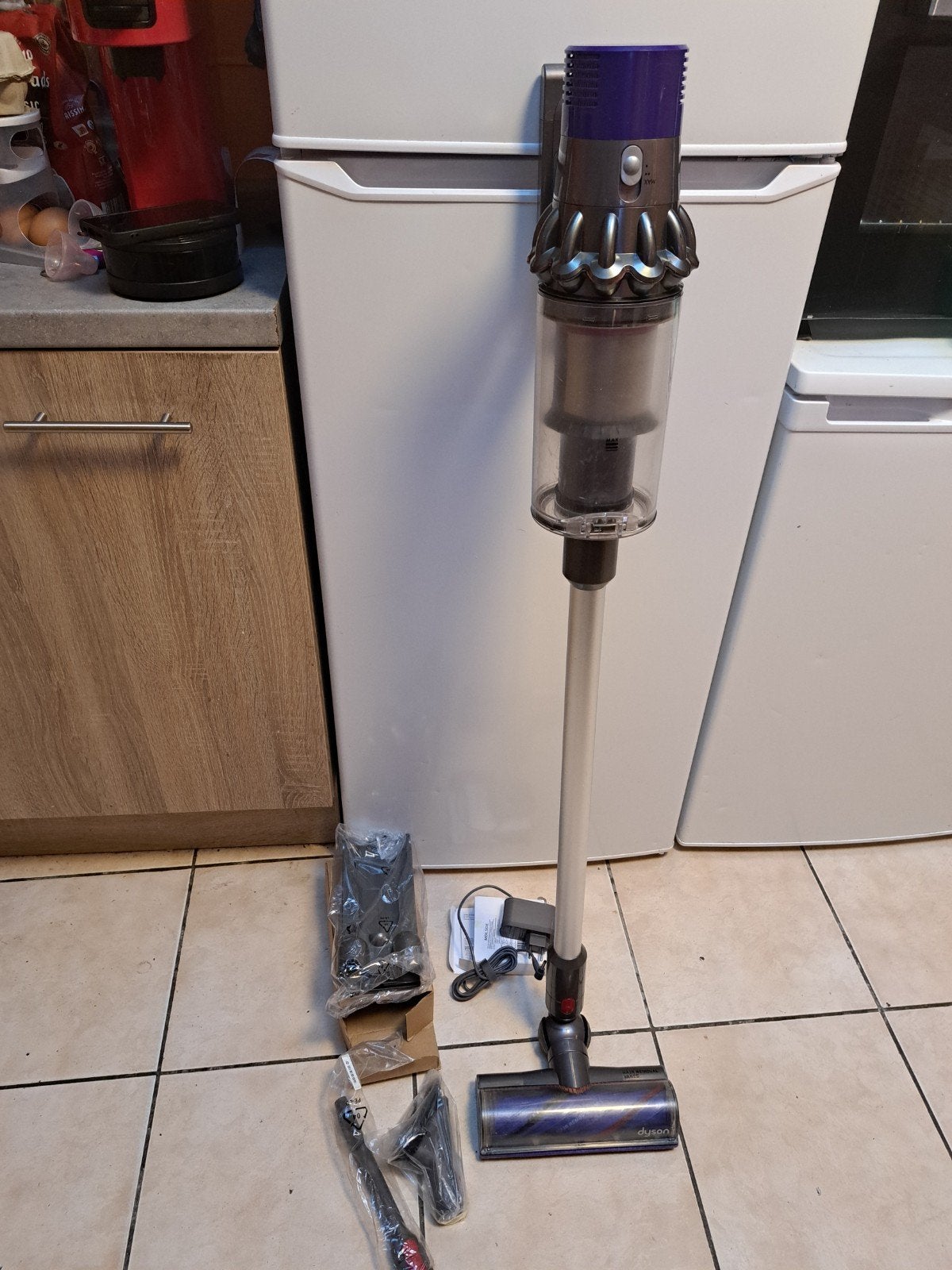 Dyson v10 absolute+brosse motorisé+support mural complet, Electroménager, Aspirateurs, Comme neuf, Dyson, Sans fil, Convient aux propriétaires d'animaux