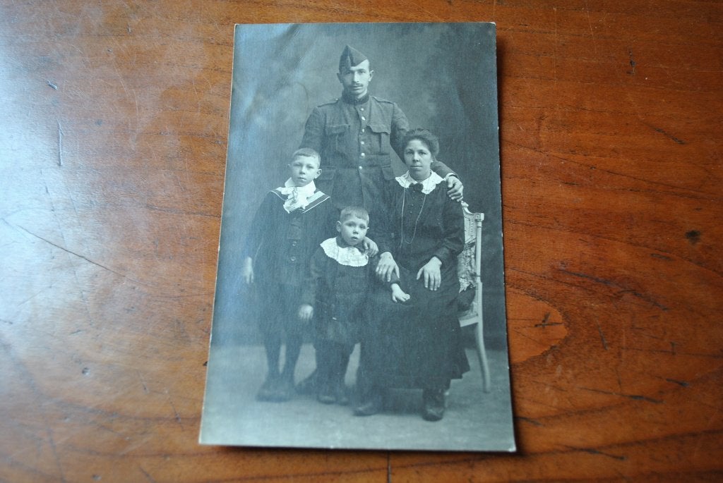 Photo carte ancienne Militaire et sa famille calot uniforme, Enlèvement ou Envoi, Autres, Photo ou Poster