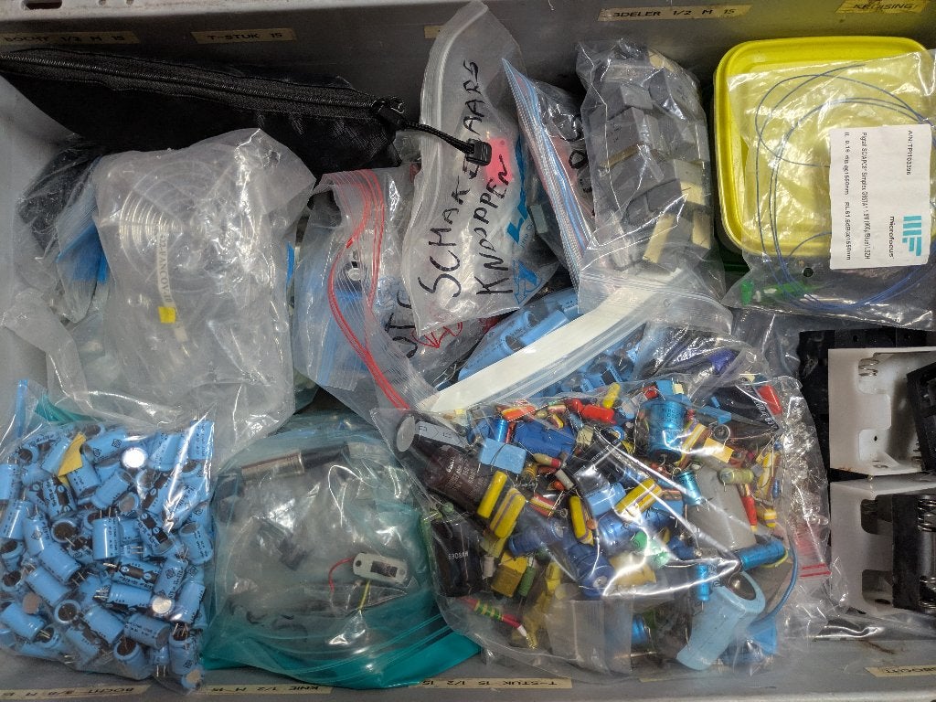 Lot electronica, schakelaars, pots, condensatoren, Ophalen
