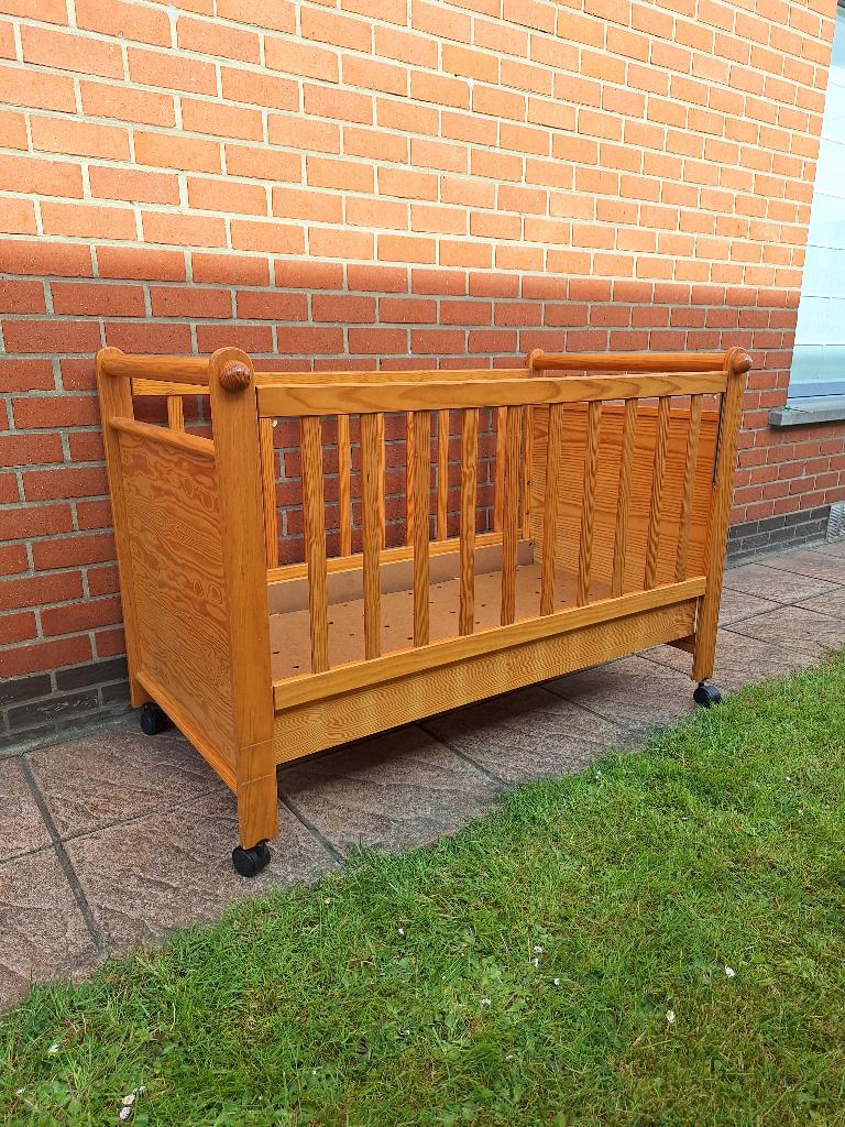 Houten babybed met wieltjes, Enfants & Bébés, Chambre d'enfant | Lits, Utilisé, Moins de 140 cm, 70 à 85 cm, Matelas, Enlèvement