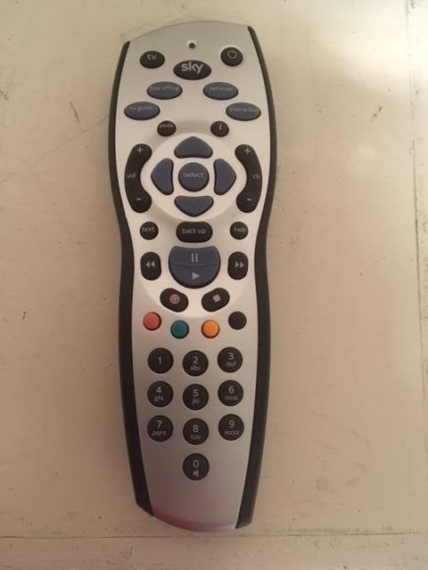 554. Orginele SKY Box afstandsbediening URC1672-00-01R01, Enlèvement ou Envoi, Neuf