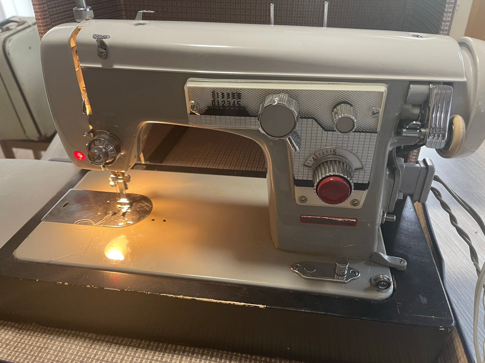 Machine à coudre ancienne PMC Golden Stich comme neuve, Hobby & Loisirs créatifs, Machines à coudre & Accessoires, Enlèvement
