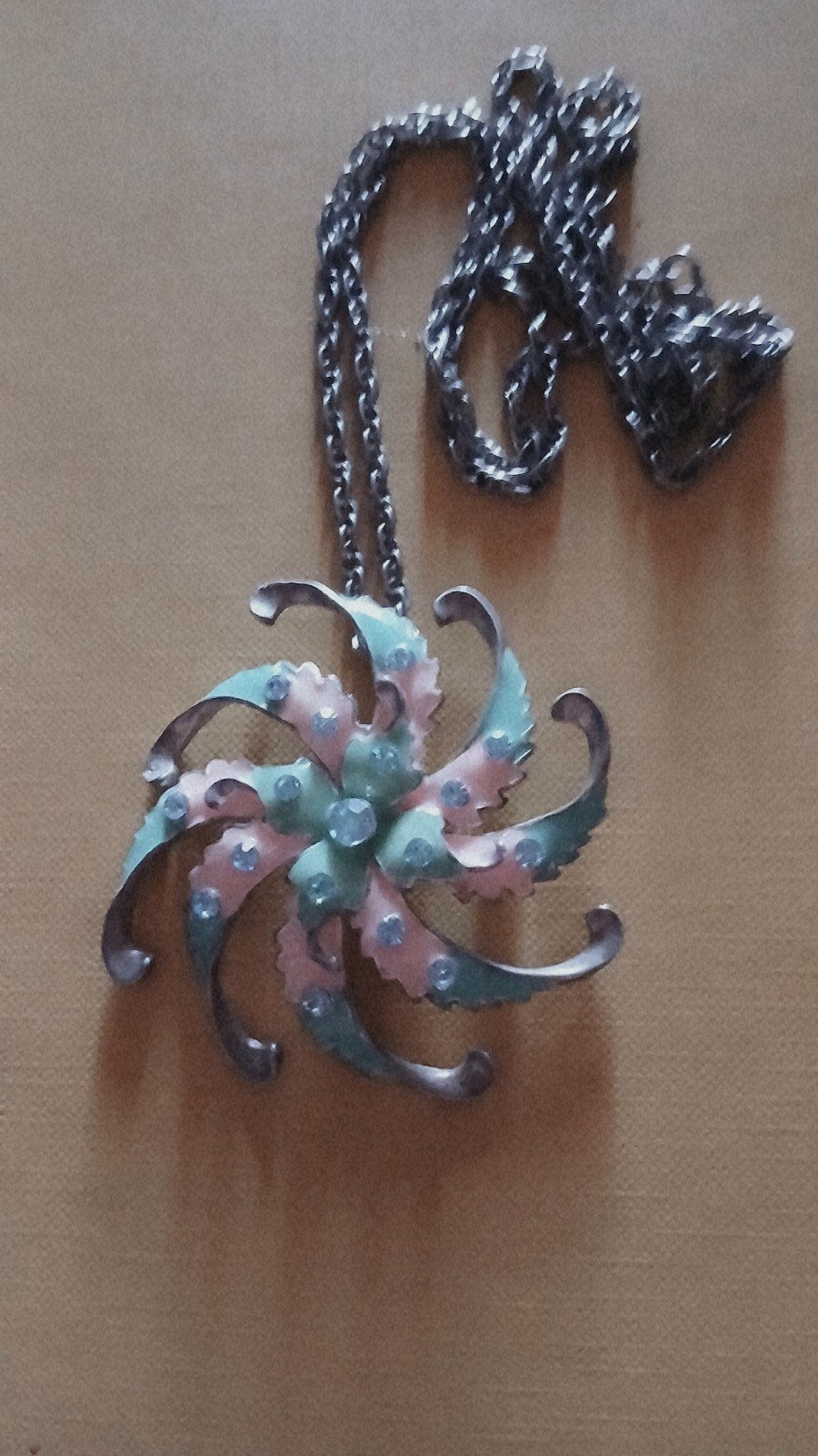 Pendant flower, Enlèvement